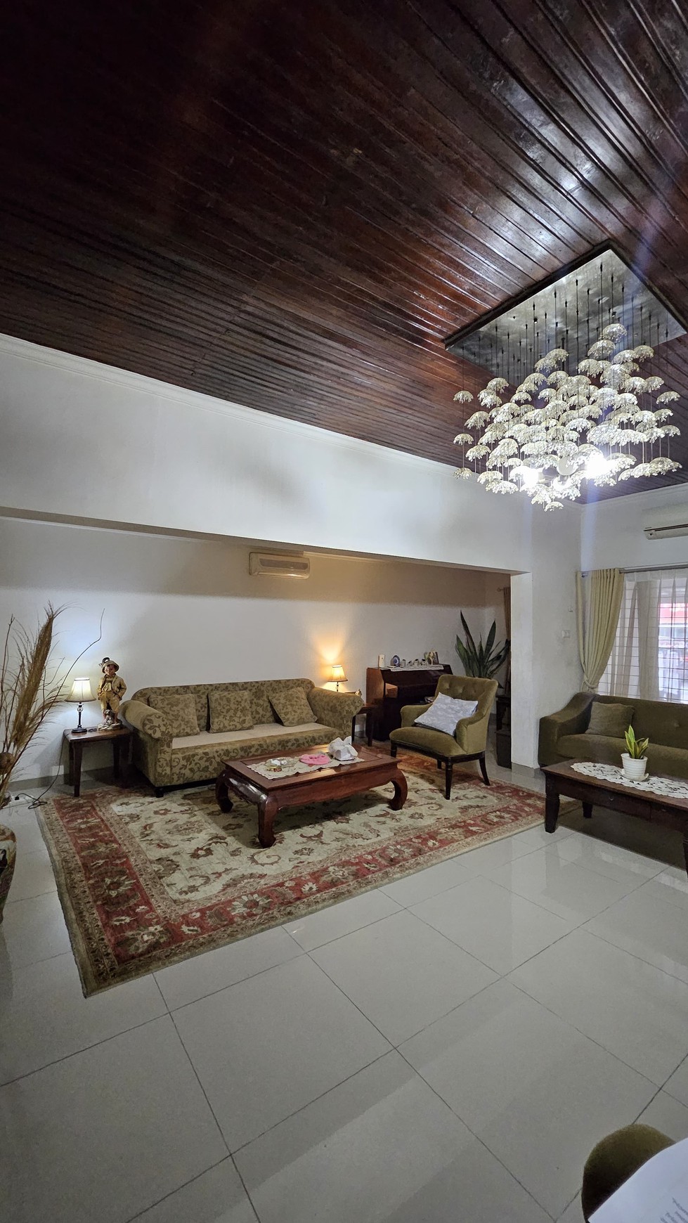 Rumah Komersial di Kebayoran Baru - Lokasi Prime, Siap Pakai Untuk Bisnis