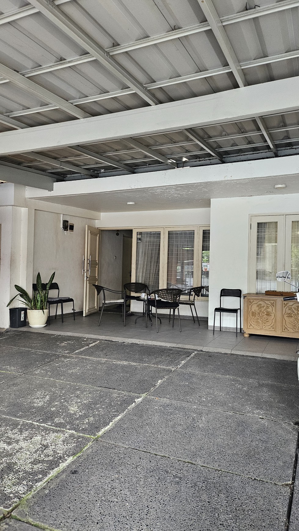 Rumah Komersial di Kebayoran Baru - Lokasi Prime, Siap Pakai Untuk Bisnis