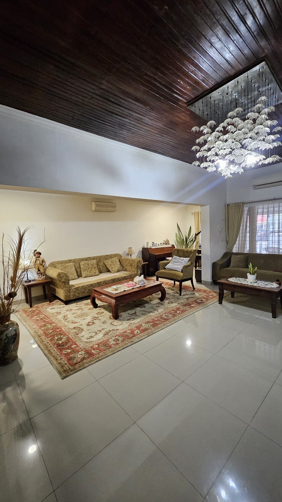 Rumah Komersial di Kebayoran Baru - Lokasi Prime, Siap Pakai Untuk Bisnis