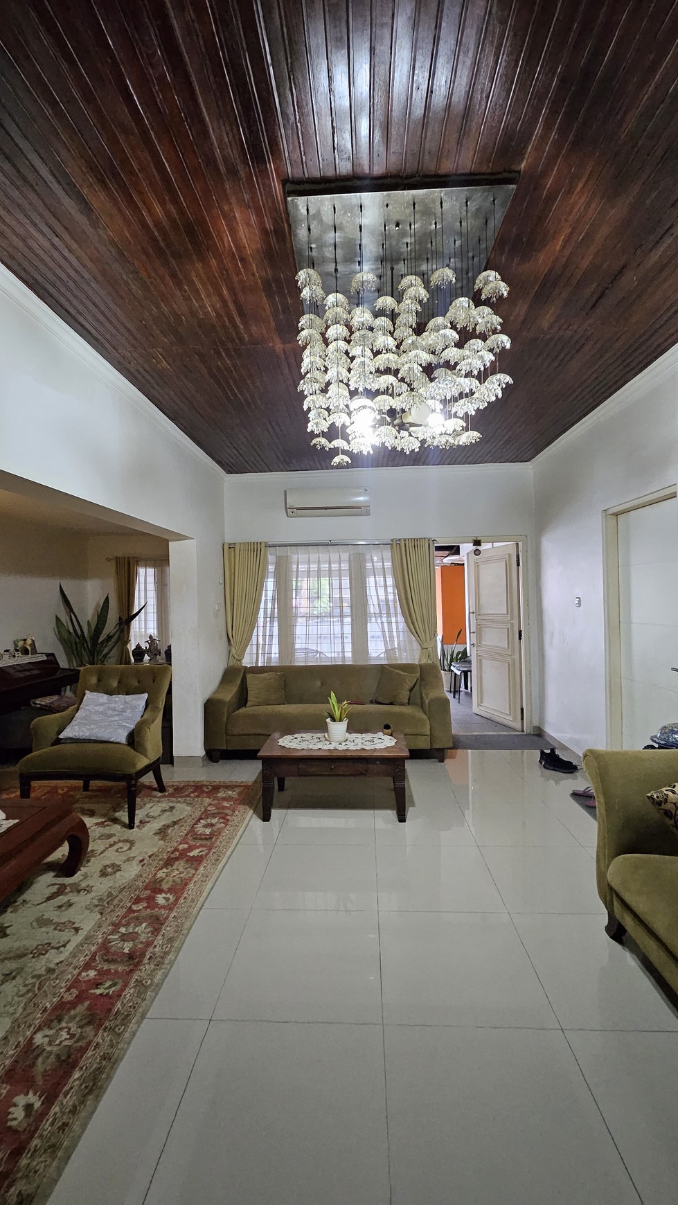 Rumah Komersial di Kebayoran Baru - Lokasi Prime, Siap Pakai Untuk Bisnis