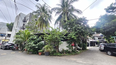Rumah Tua Lokasi Premium Hoek di Kebayoran Baru - Nilai Komersial Tinggi