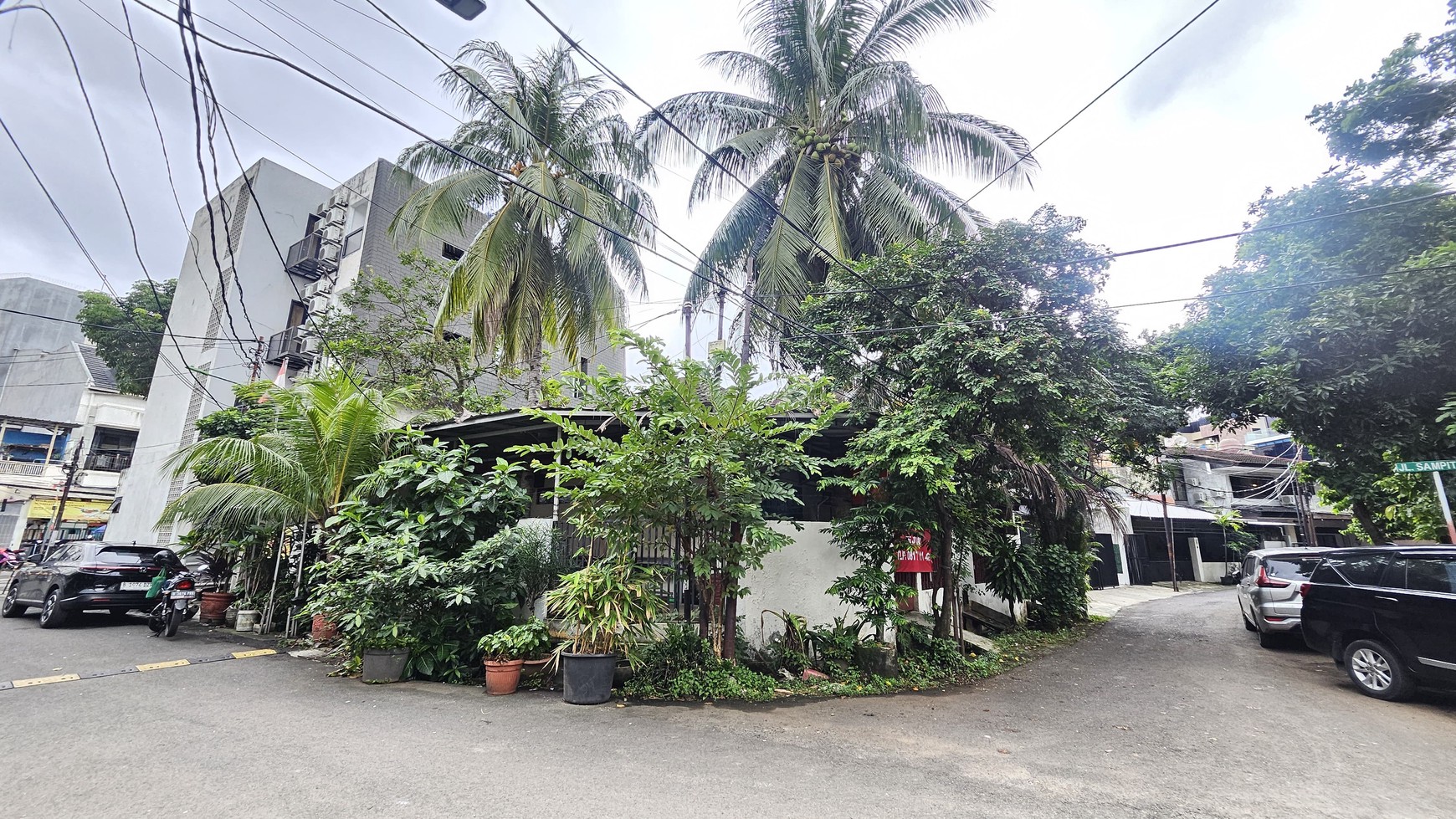Rumah Tua Lokasi Premium Hoek di Kebayoran Baru - Nilai Komersial Tinggi