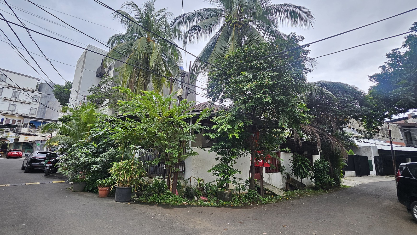 Rumah Tua Lokasi Premium Hoek di Kebayoran Baru - Nilai Komersial Tinggi