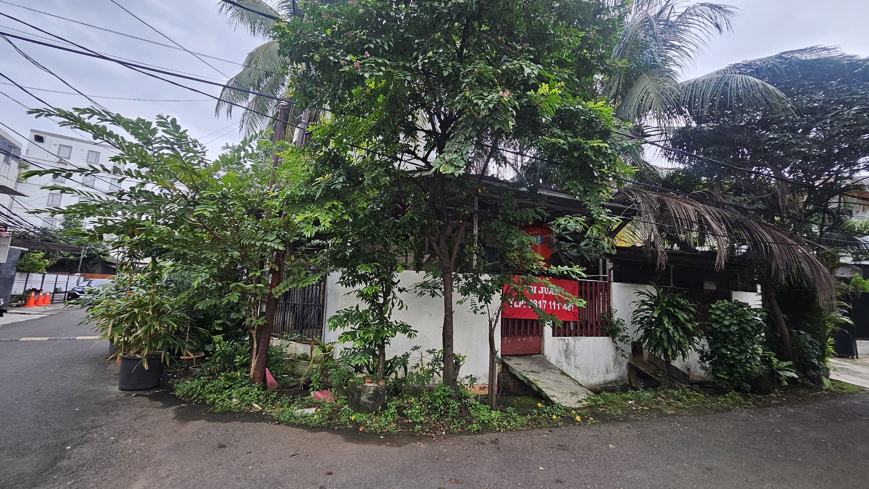 Rumah Tua Lokasi Premium Hoek di Kebayoran Baru - Nilai Komersial Tinggi
