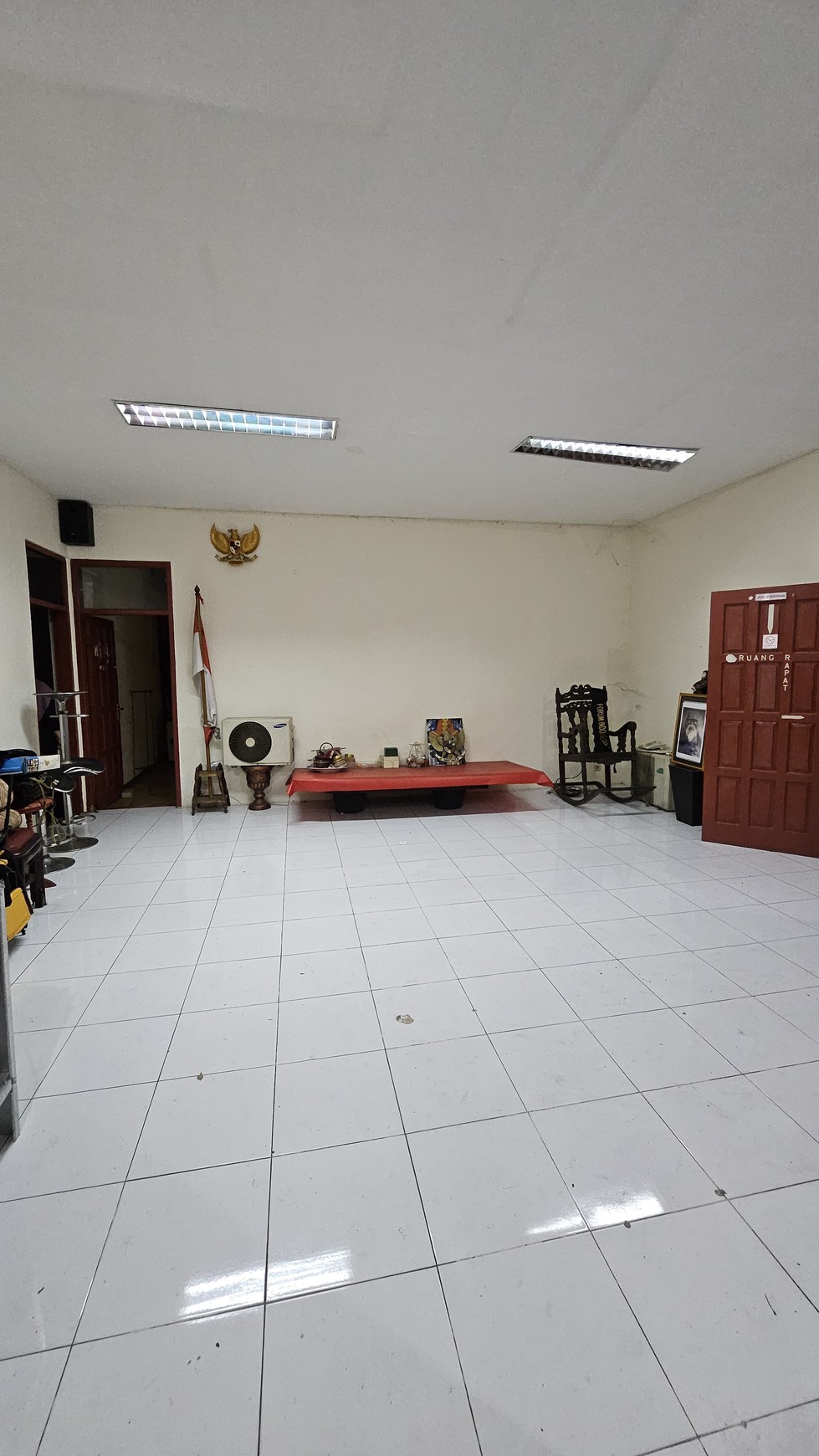 Rumah Tua Lokasi Premium Hoek di Kebayoran Baru - Nilai Komersial Tinggi