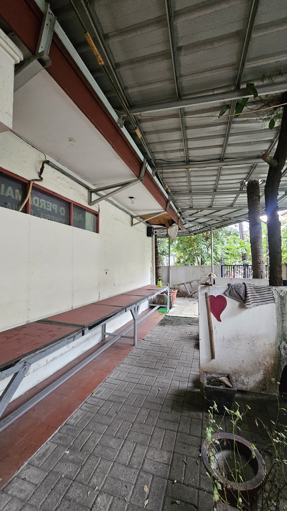 Rumah Tua Lokasi Premium Hoek di Kebayoran Baru - Nilai Komersial Tinggi