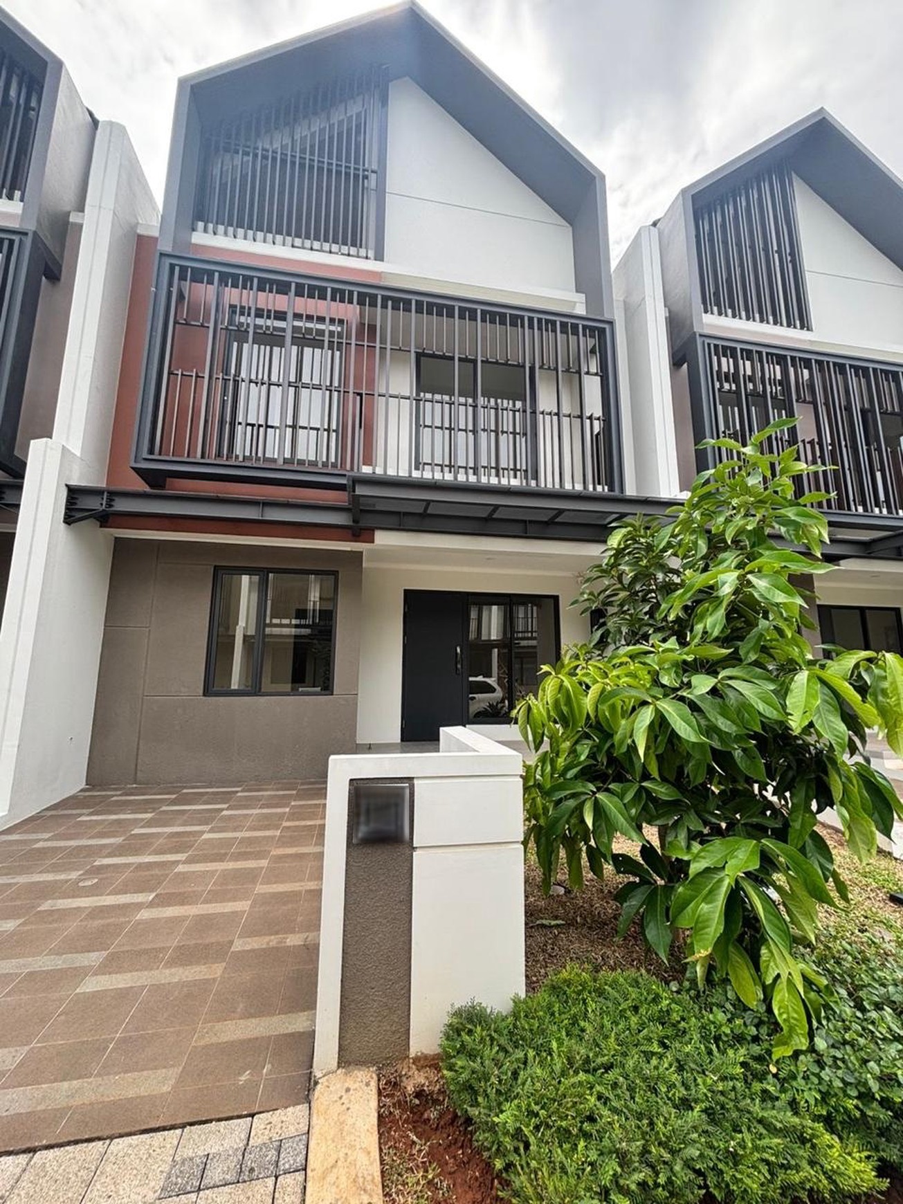 Rumah Bagus Di Cluster Leonora Sumarecon Serpong Tangerang Selatan