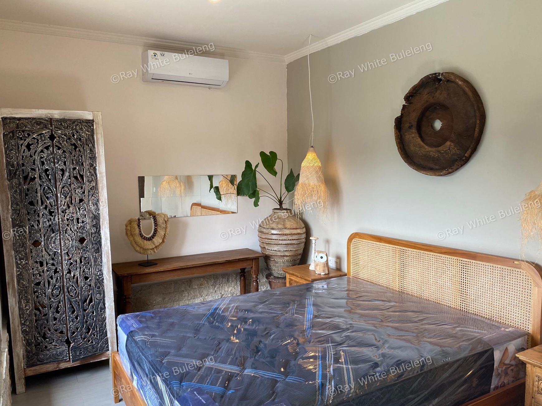 Classic Style Villa for Peaceful and Sophisticated Living