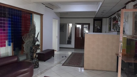 Di jual Rumah Mewah 3 Lantai Siap Huni lokasi di Jl Sambas Kebayoran baru, Jakarta Selatan.