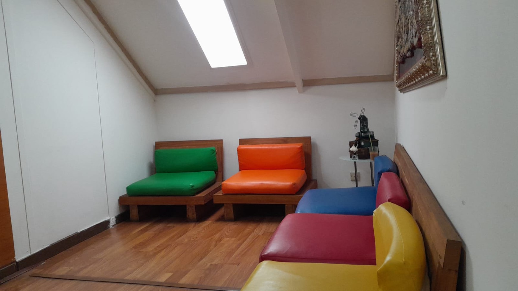 Di jual Rumah Mewah 3 Lantai Siap Huni lokasi di Jl Sambas Kebayoran baru, Jakarta Selatan.