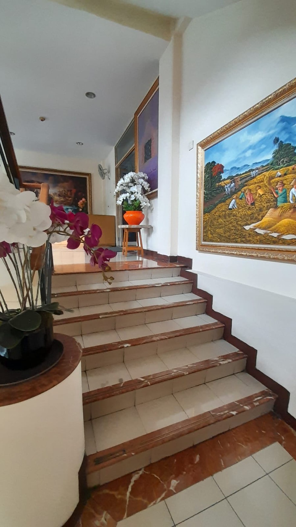 Di jual Rumah Mewah 3 Lantai Siap Huni lokasi di Jl Sambas Kebayoran baru, Jakarta Selatan.