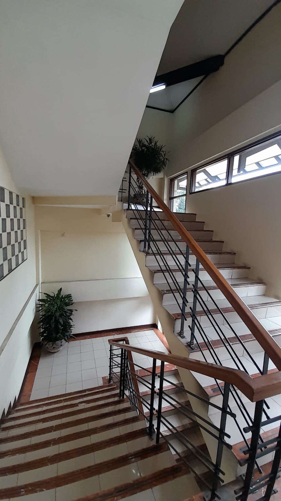 Di jual Rumah Mewah 3 Lantai Siap Huni lokasi di Jl Sambas Kebayoran baru, Jakarta Selatan.