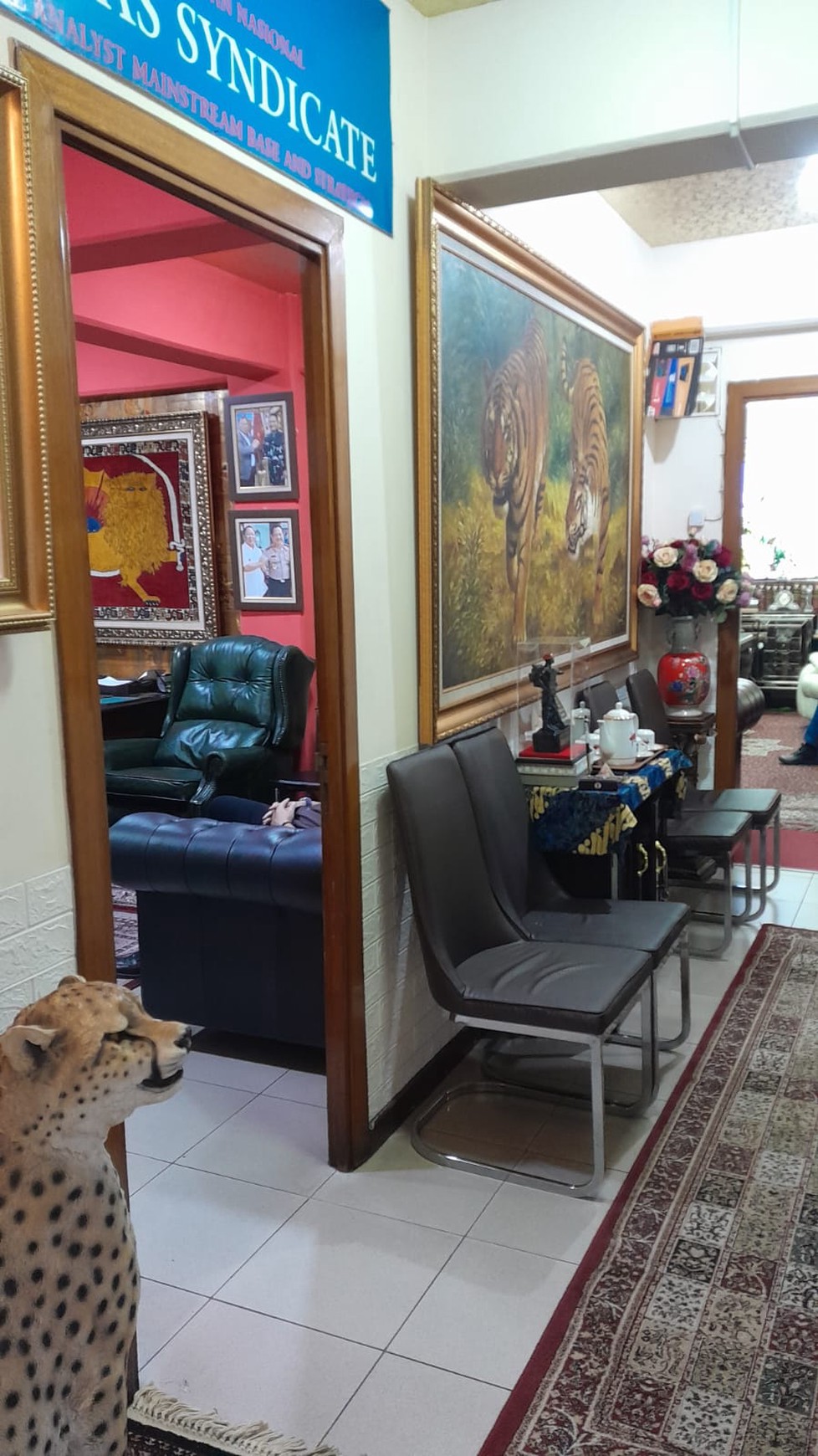 Di jual Rumah Mewah 3 Lantai Siap Huni lokasi di Jl Sambas Kebayoran baru, Jakarta Selatan.