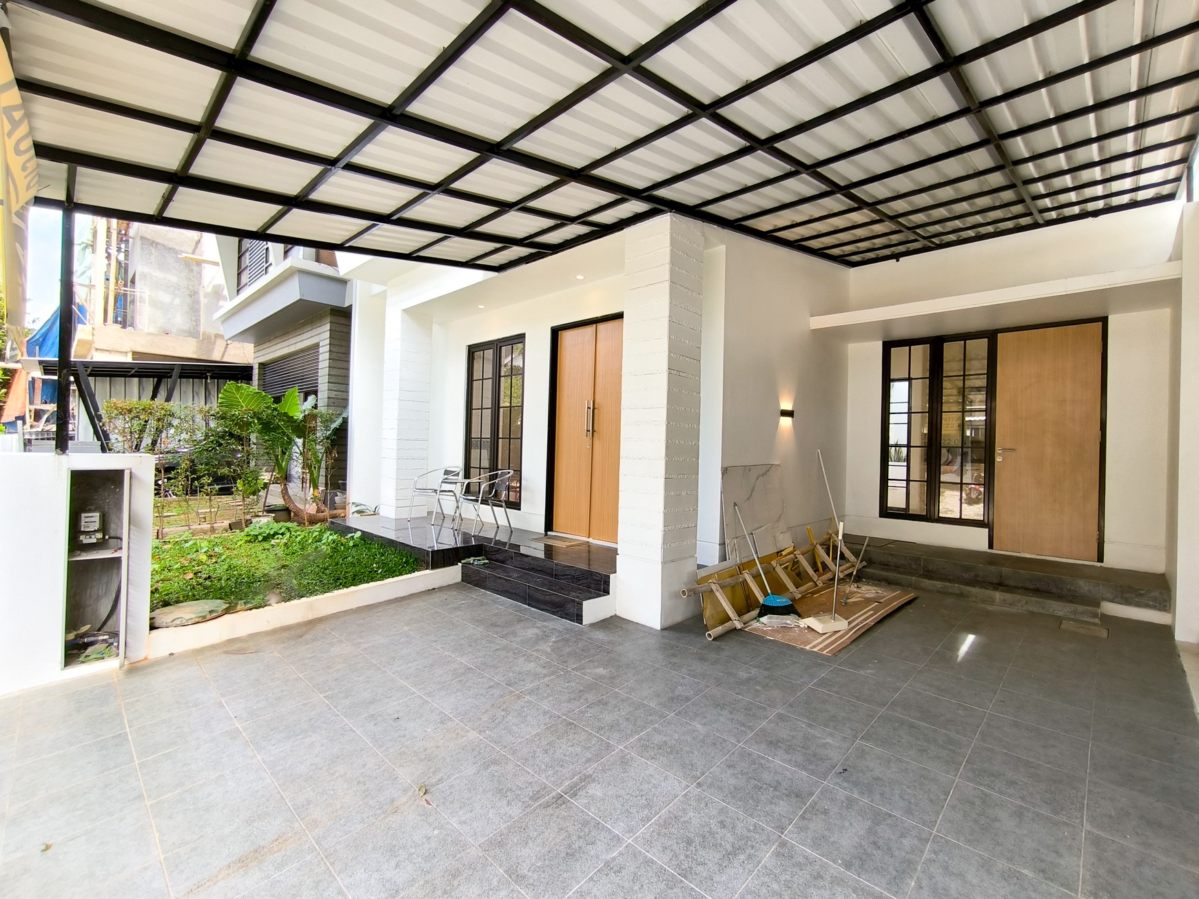 Rumah Brand New, halaman luas di dalam rumah, dapur besar di Emerald Residence Bintaro