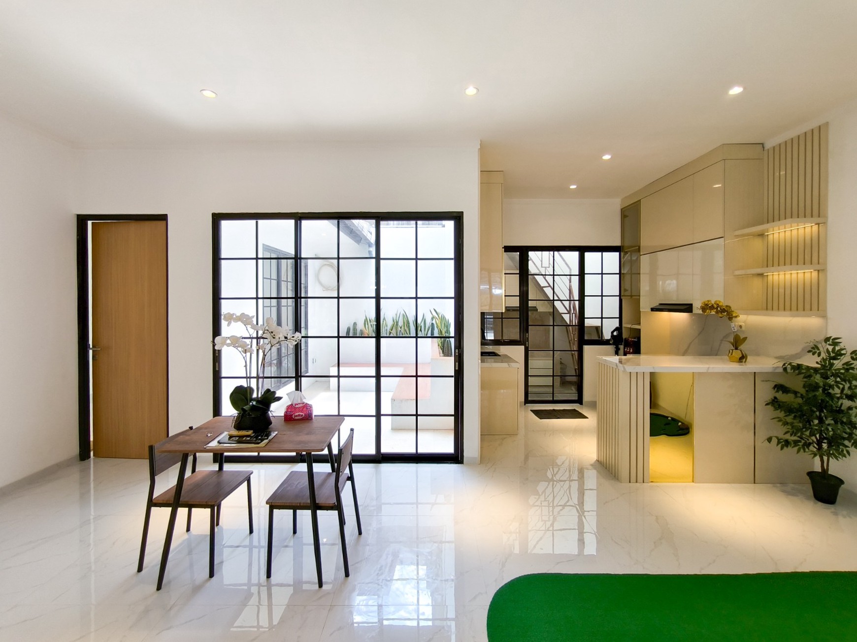 Rumah Brand New, halaman luas di dalam rumah, dapur besar di Emerald Residence Bintaro