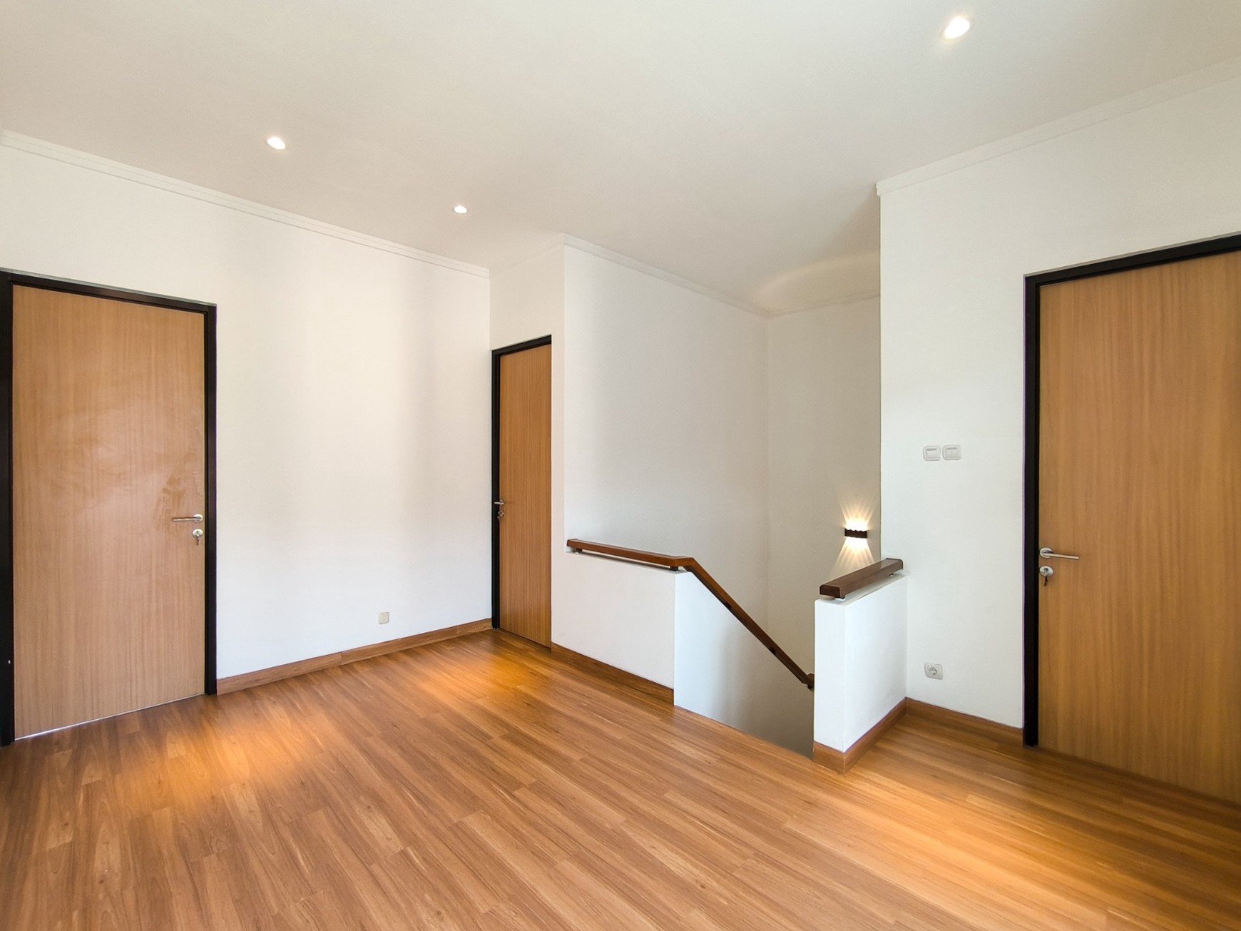 Rumah Brand New, halaman luas di dalam rumah, dapur besar di Emerald Residence Bintaro