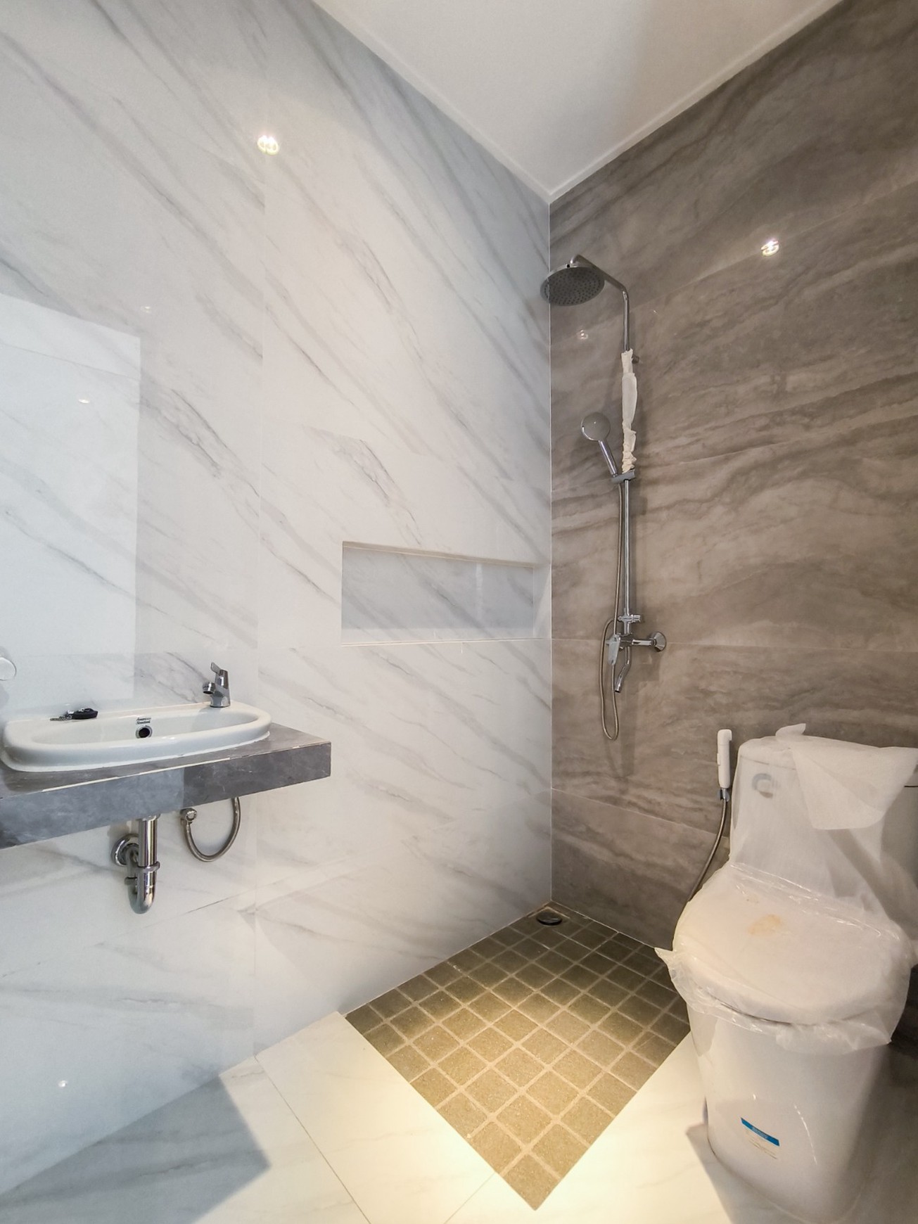 Rumah Brand New, halaman luas di dalam rumah, dapur besar di Emerald Residence Bintaro