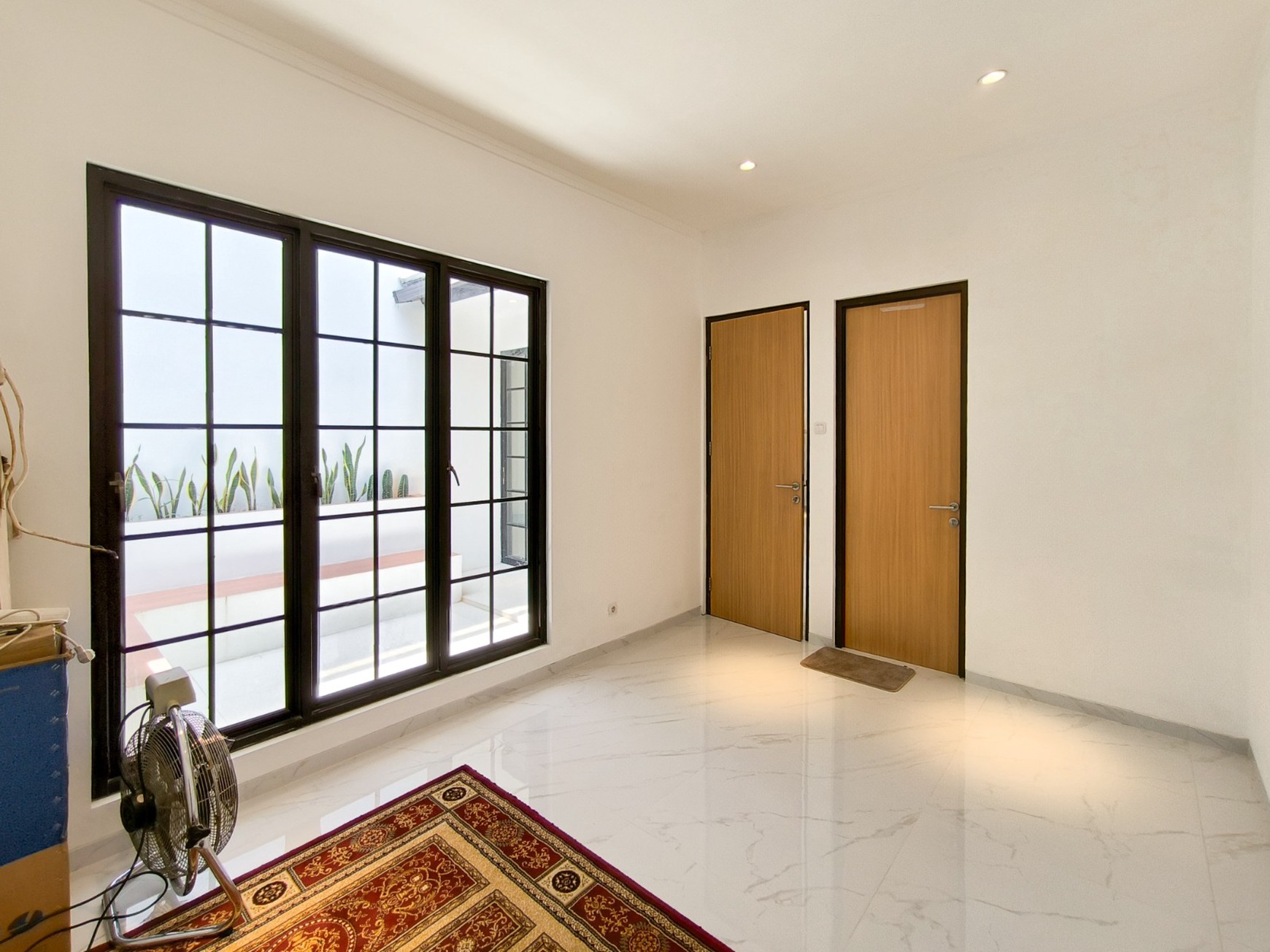 Rumah Brand New, halaman luas di dalam rumah, dapur besar di Emerald Residence Bintaro