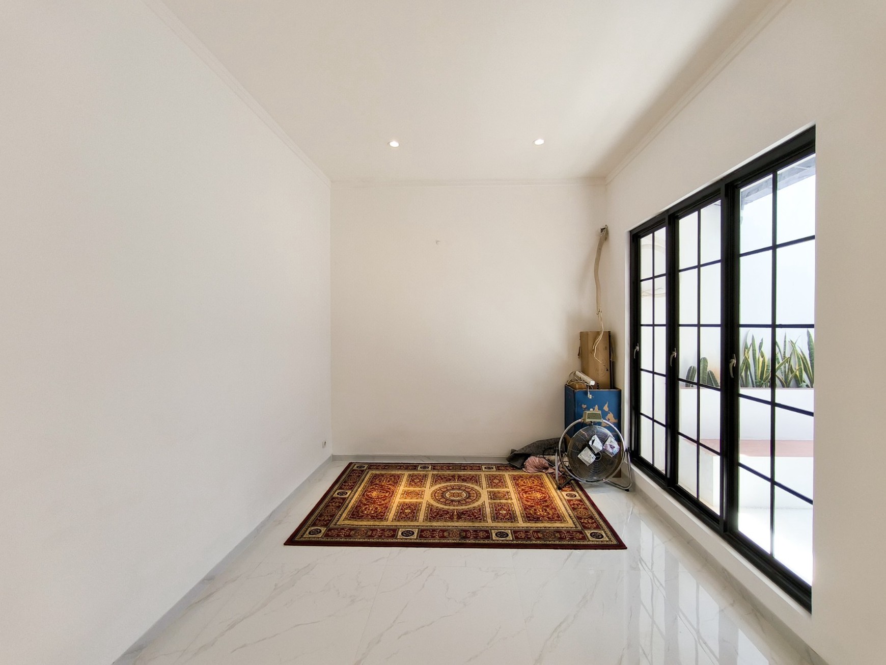 Rumah Brand New, halaman luas di dalam rumah, dapur besar di Emerald Residence Bintaro