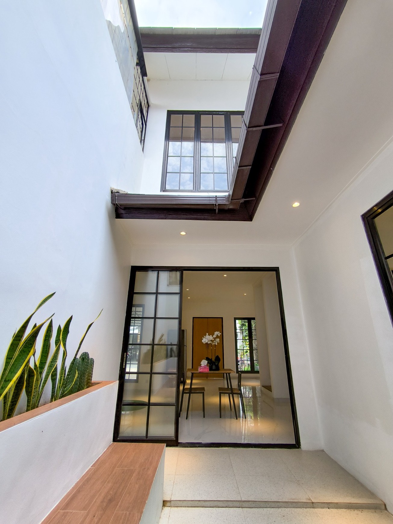 Rumah Brand New, halaman luas di dalam rumah, dapur besar di Emerald Residence Bintaro