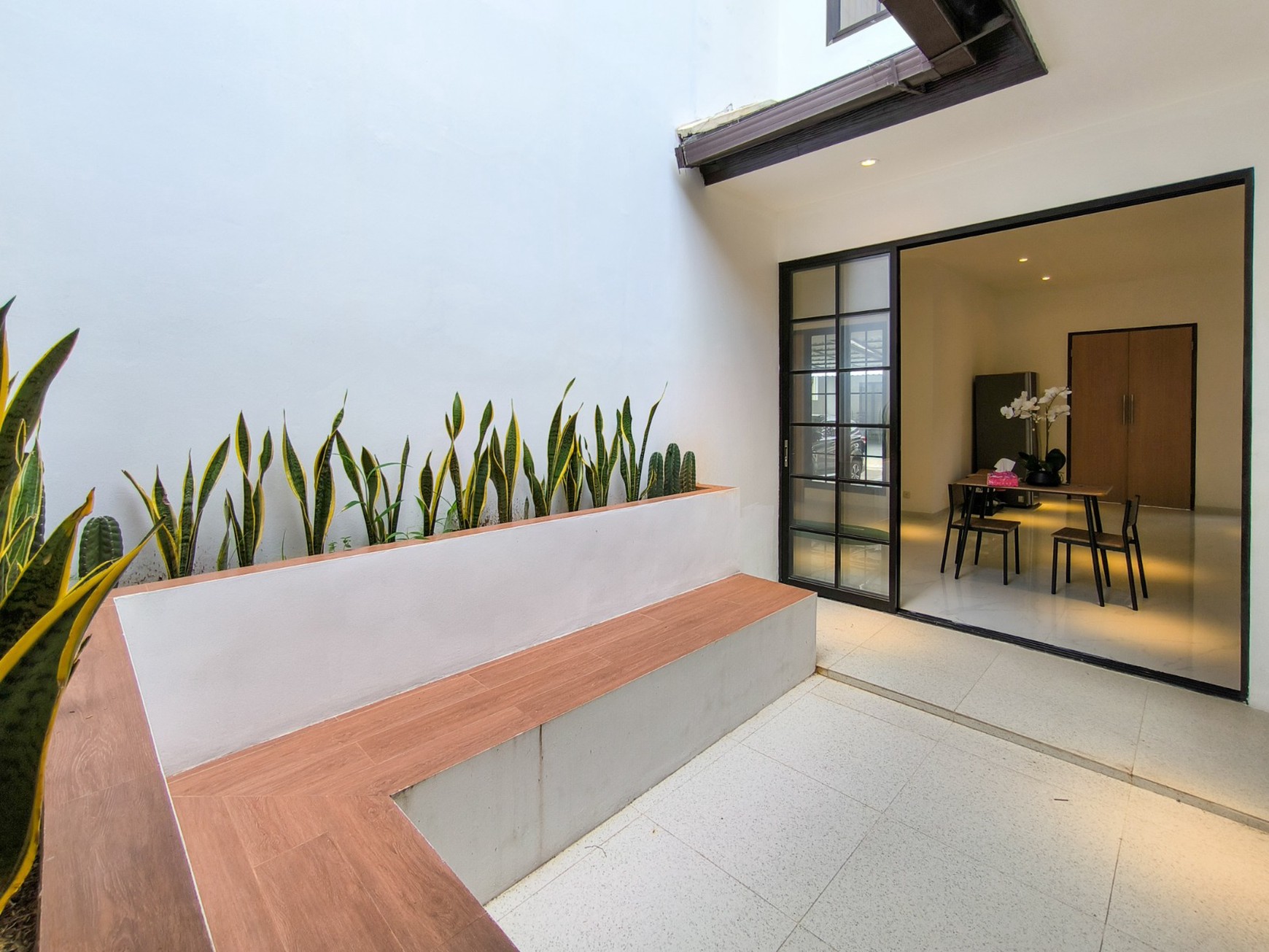 Rumah Brand New, halaman luas di dalam rumah, dapur besar di Emerald Residence Bintaro