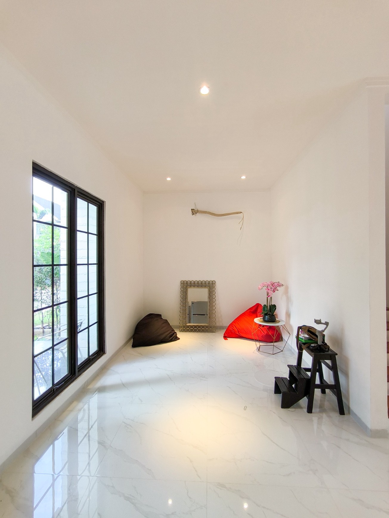 Rumah Brand New, halaman luas di dalam rumah, dapur besar di Emerald Residence Bintaro