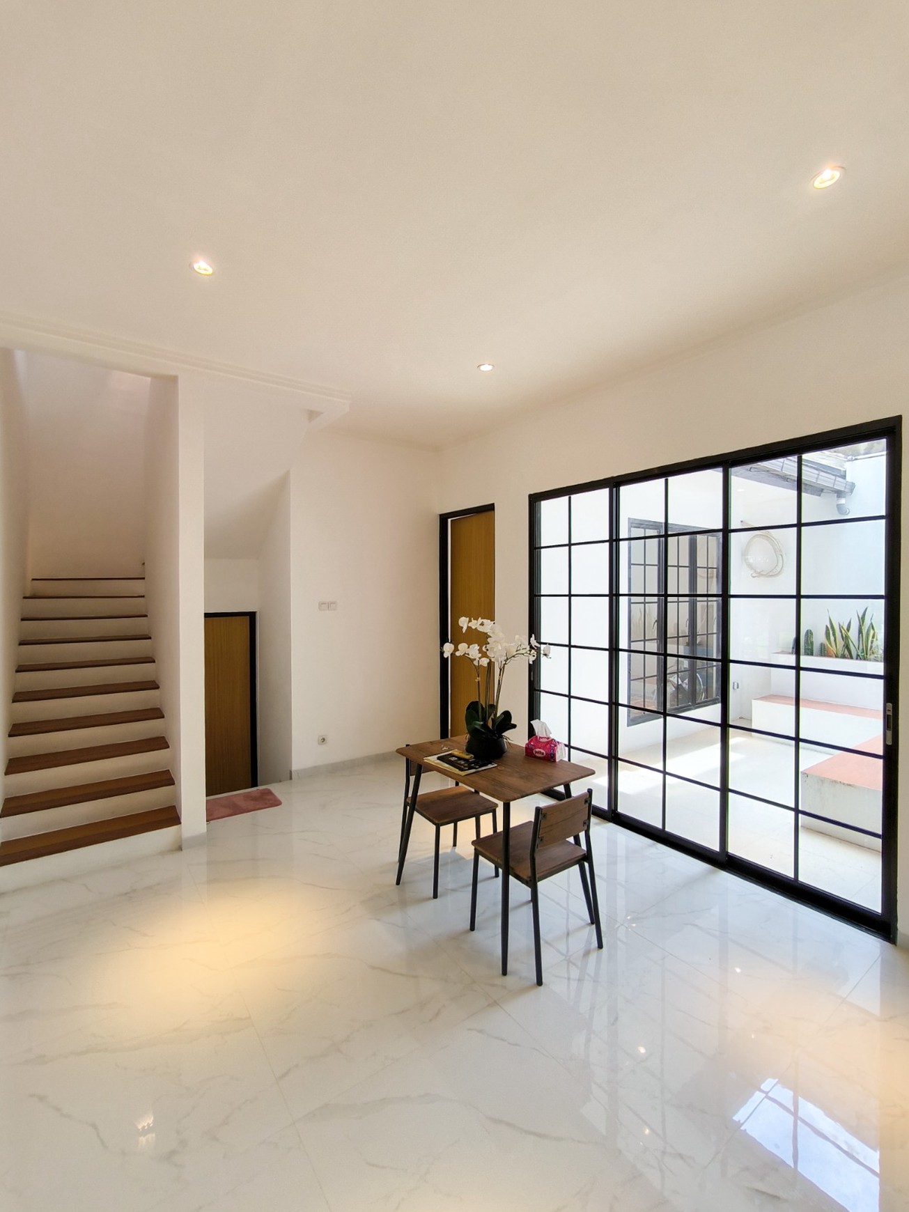 Rumah Brand New, halaman luas di dalam rumah, dapur besar di Emerald Residence Bintaro