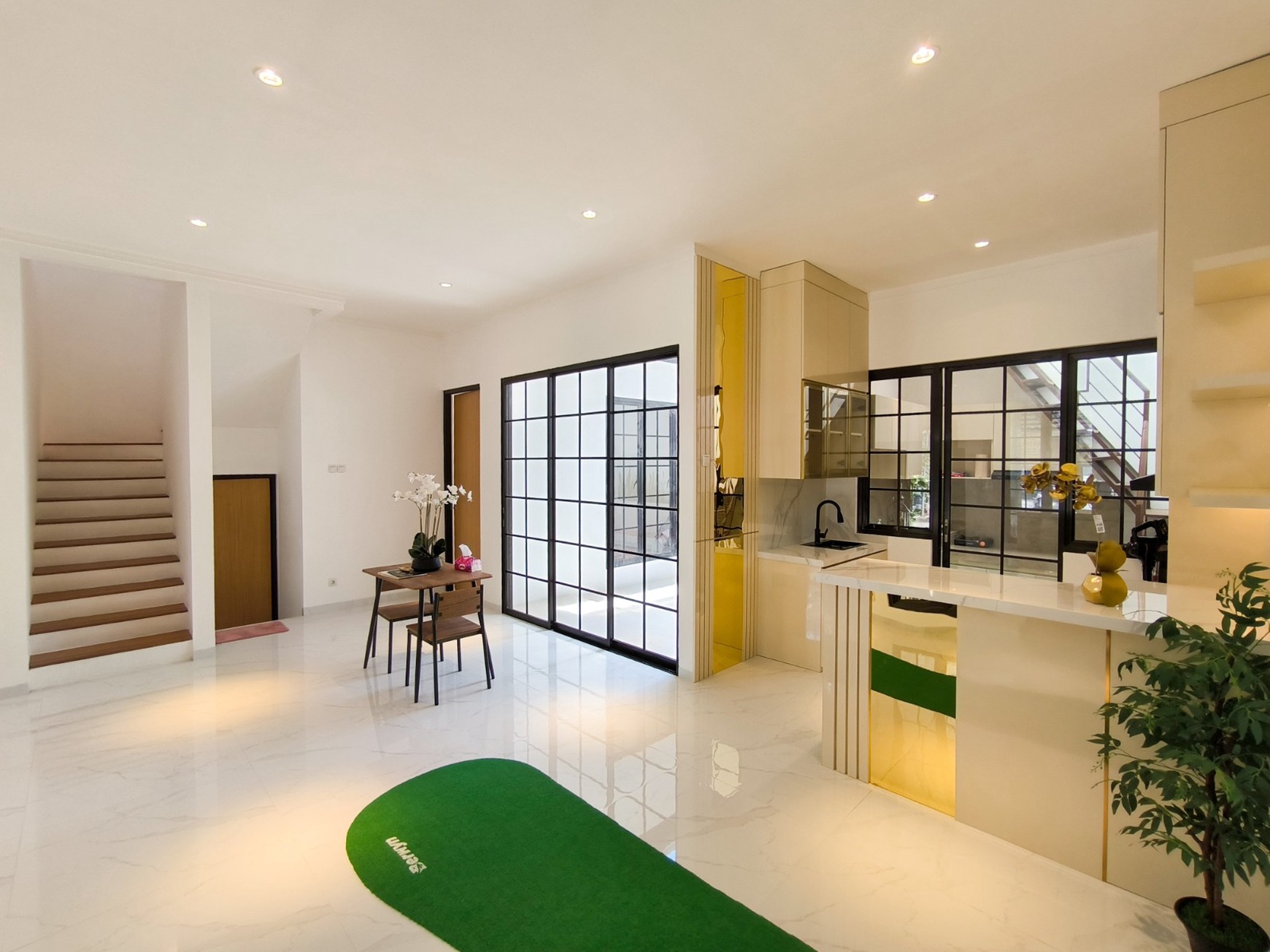 Rumah Brand New, halaman luas di dalam rumah, dapur besar di Emerald Residence Bintaro