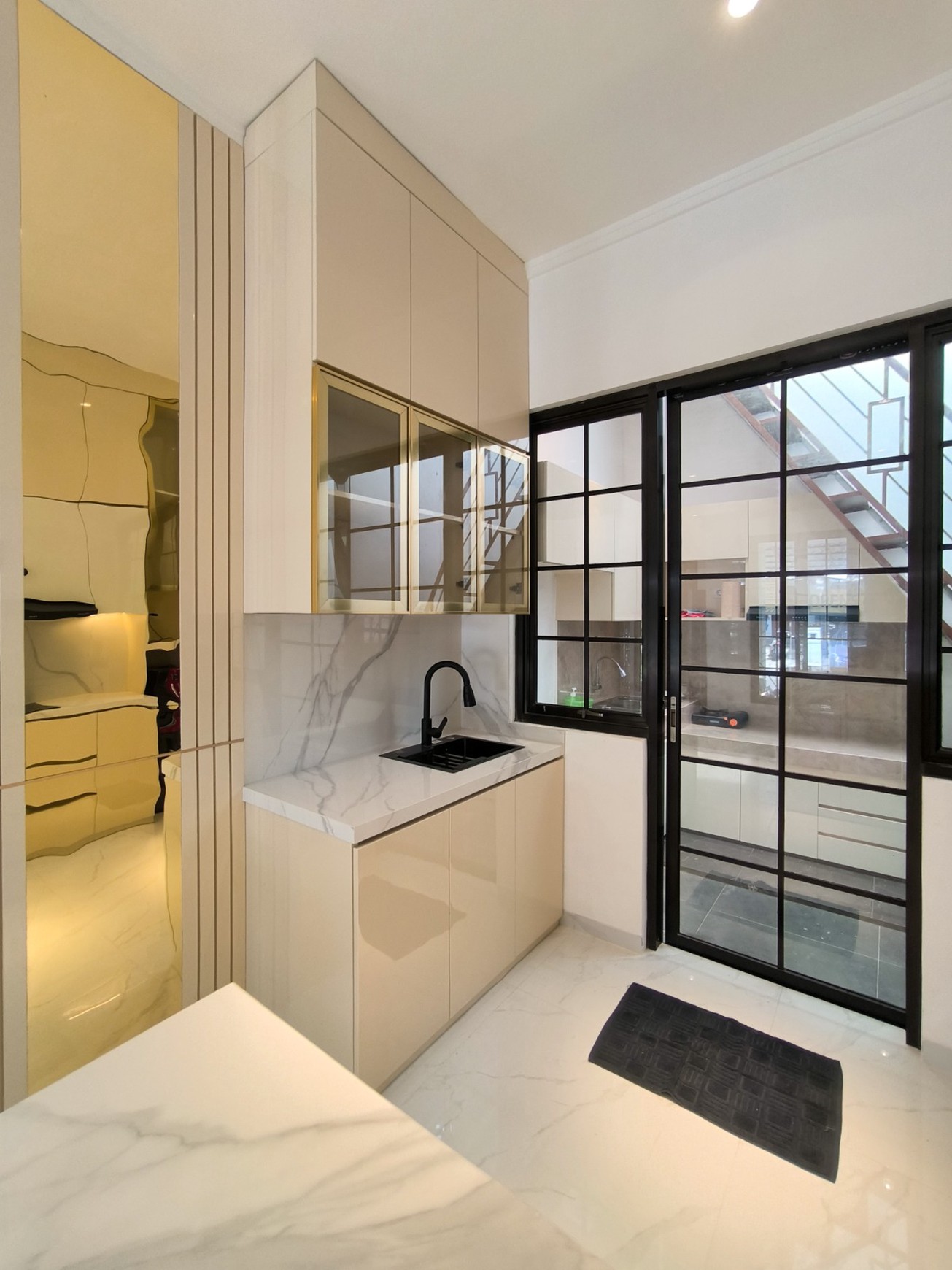 Rumah Brand New, halaman luas di dalam rumah, dapur besar di Emerald Residence Bintaro