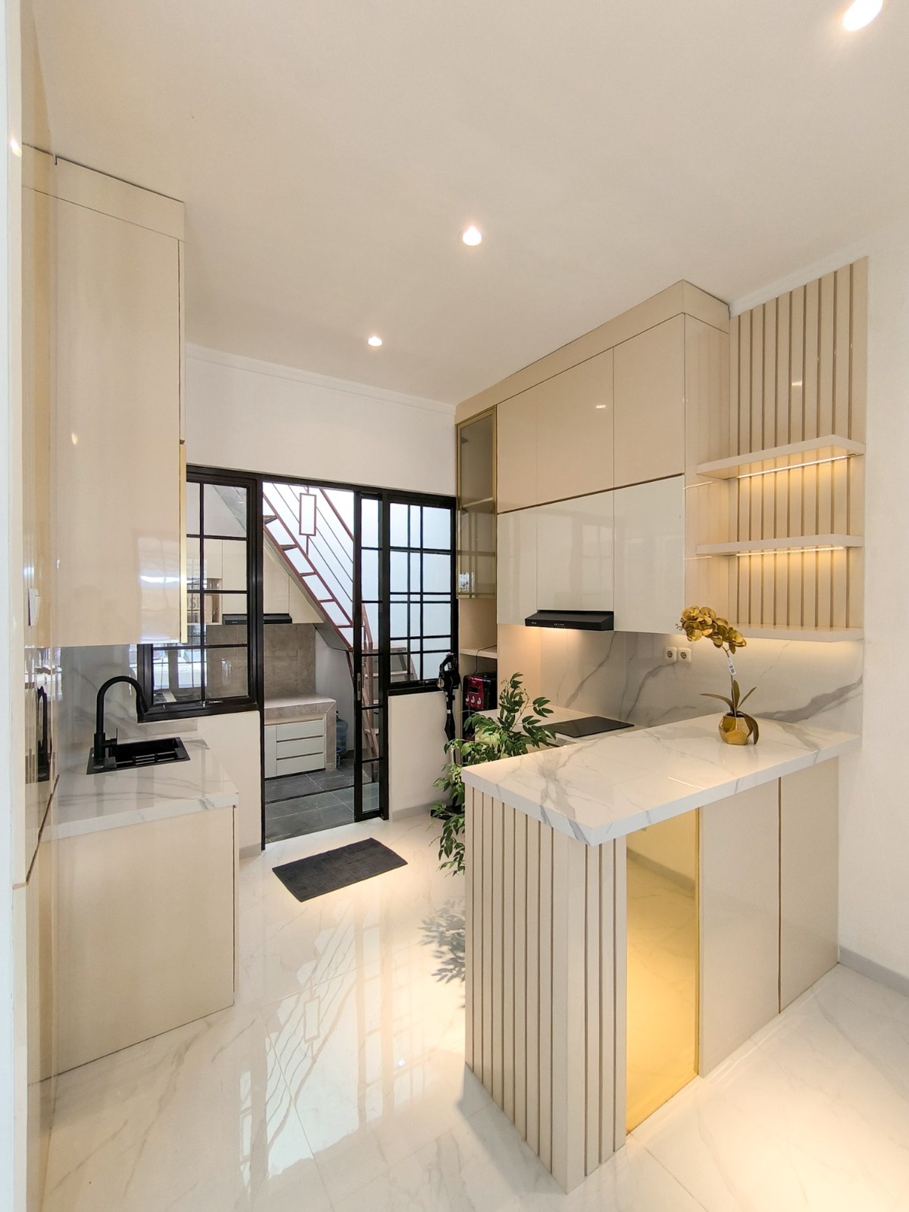 Rumah Brand New, halaman luas di dalam rumah, dapur besar di Emerald Residence Bintaro