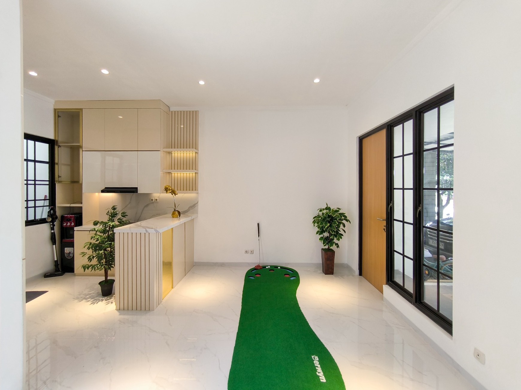 Rumah Brand New, halaman luas di dalam rumah, dapur besar di Emerald Residence Bintaro
