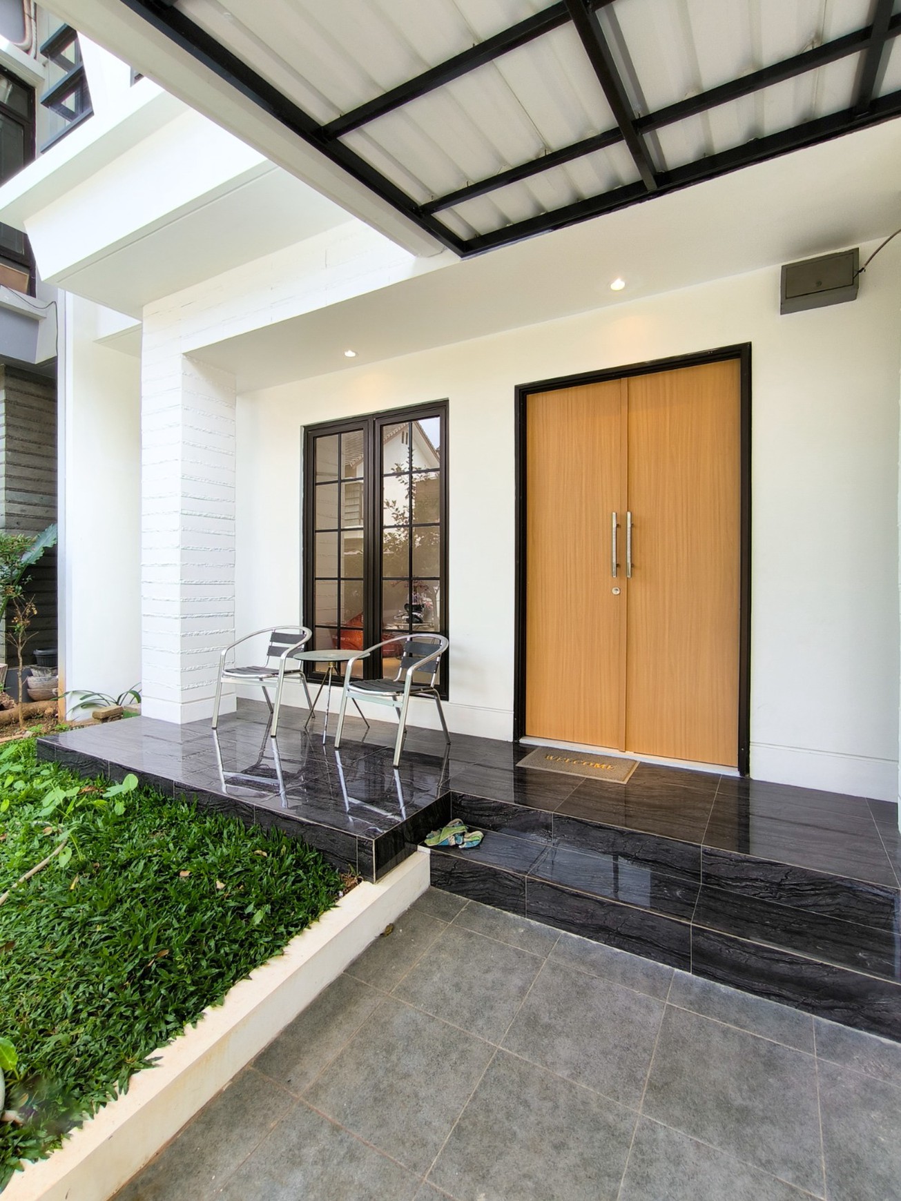 Rumah Brand New, halaman luas di dalam rumah, dapur besar di Emerald Residence Bintaro