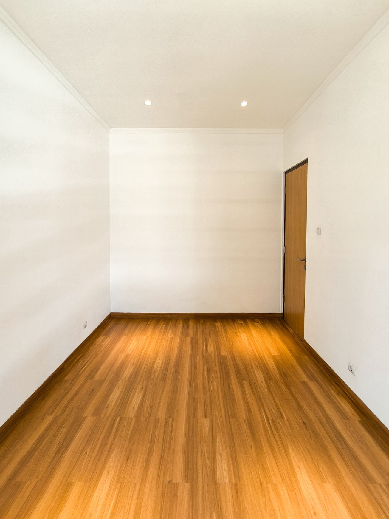 Rumah Brand New, halaman luas di dalam rumah, dapur besar di Emerald Residence Bintaro