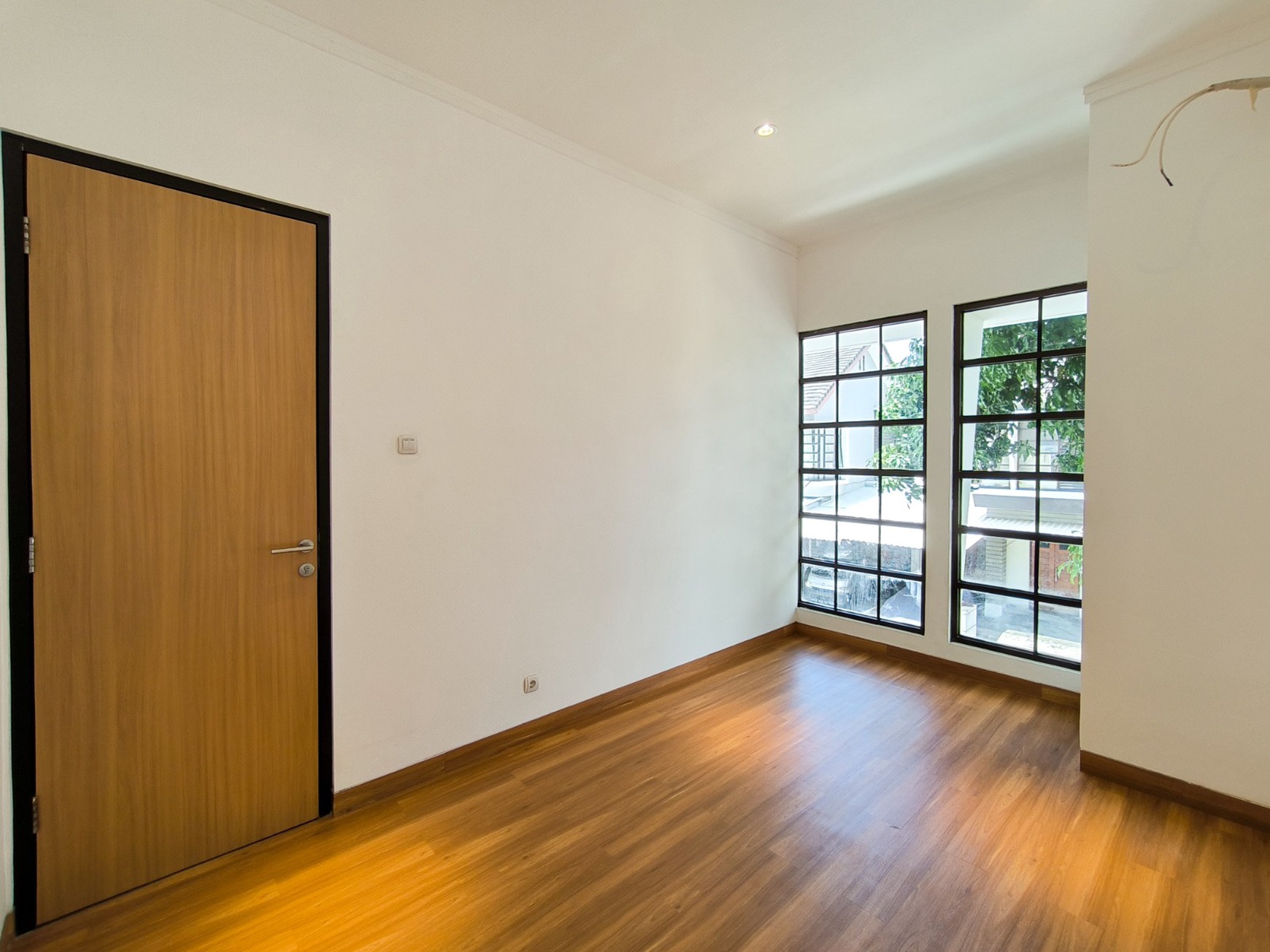 Rumah Brand New, halaman luas di dalam rumah, dapur besar di Emerald Residence Bintaro