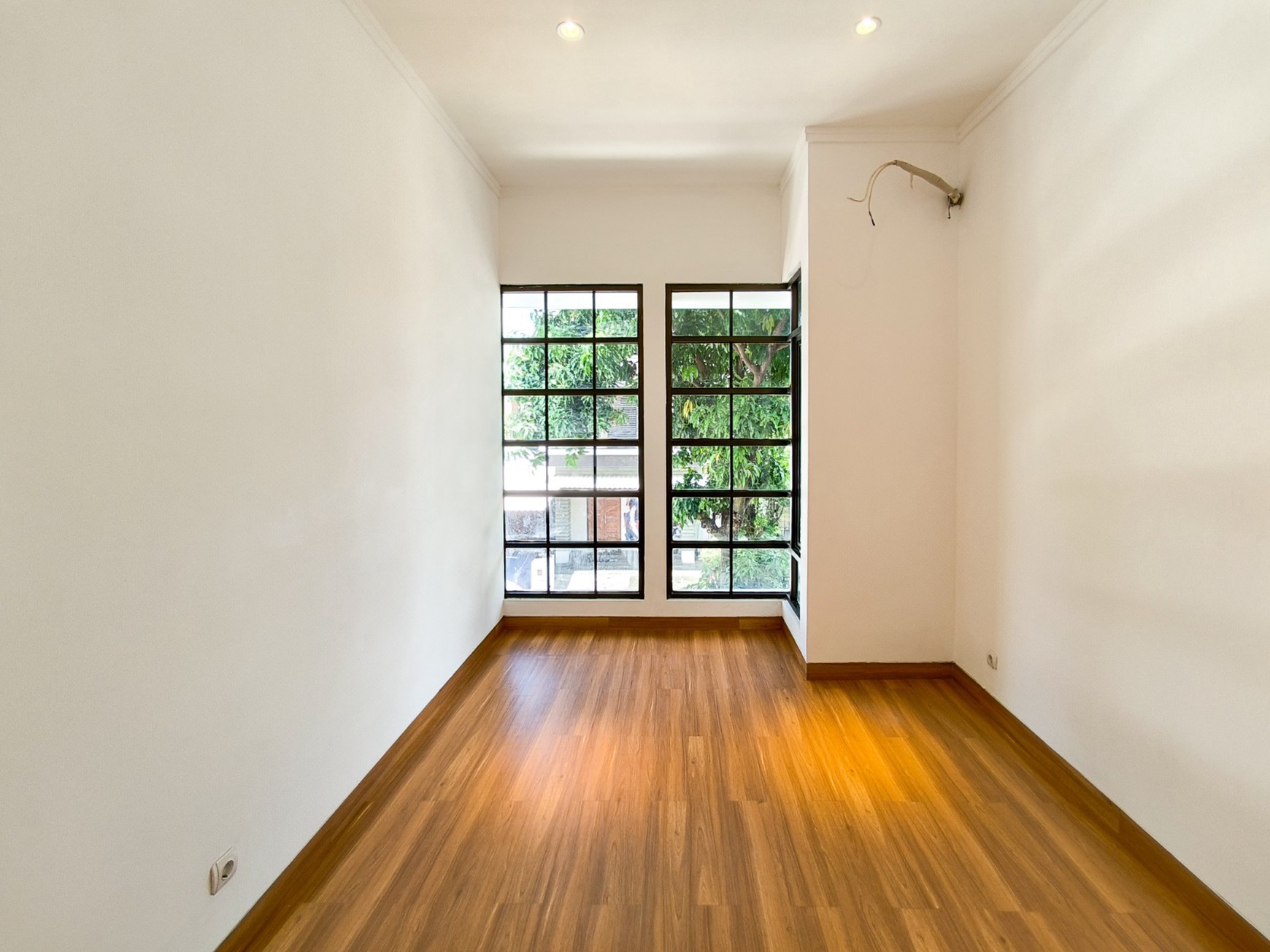 Rumah Brand New, halaman luas di dalam rumah, dapur besar di Emerald Residence Bintaro