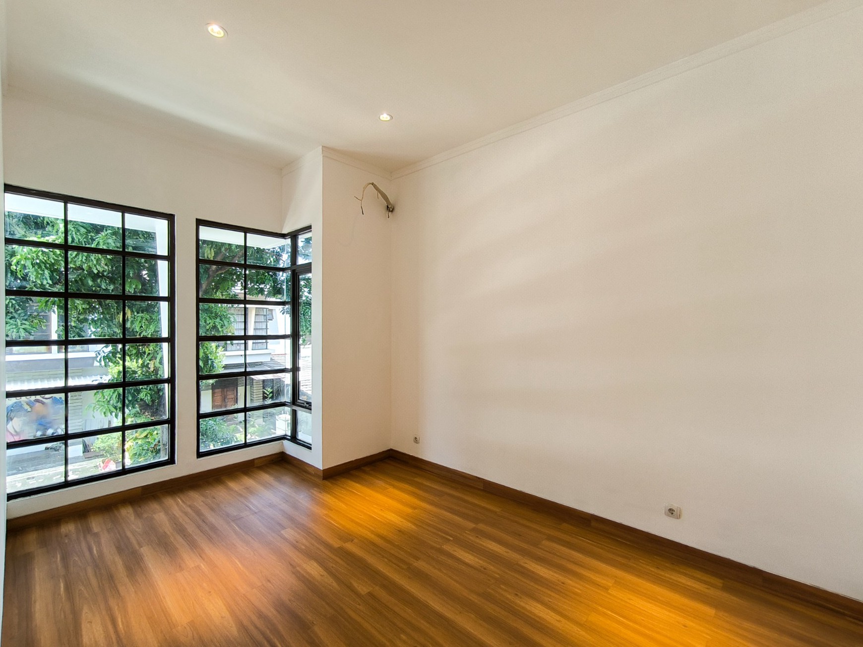Rumah Brand New, halaman luas di dalam rumah, dapur besar di Emerald Residence Bintaro