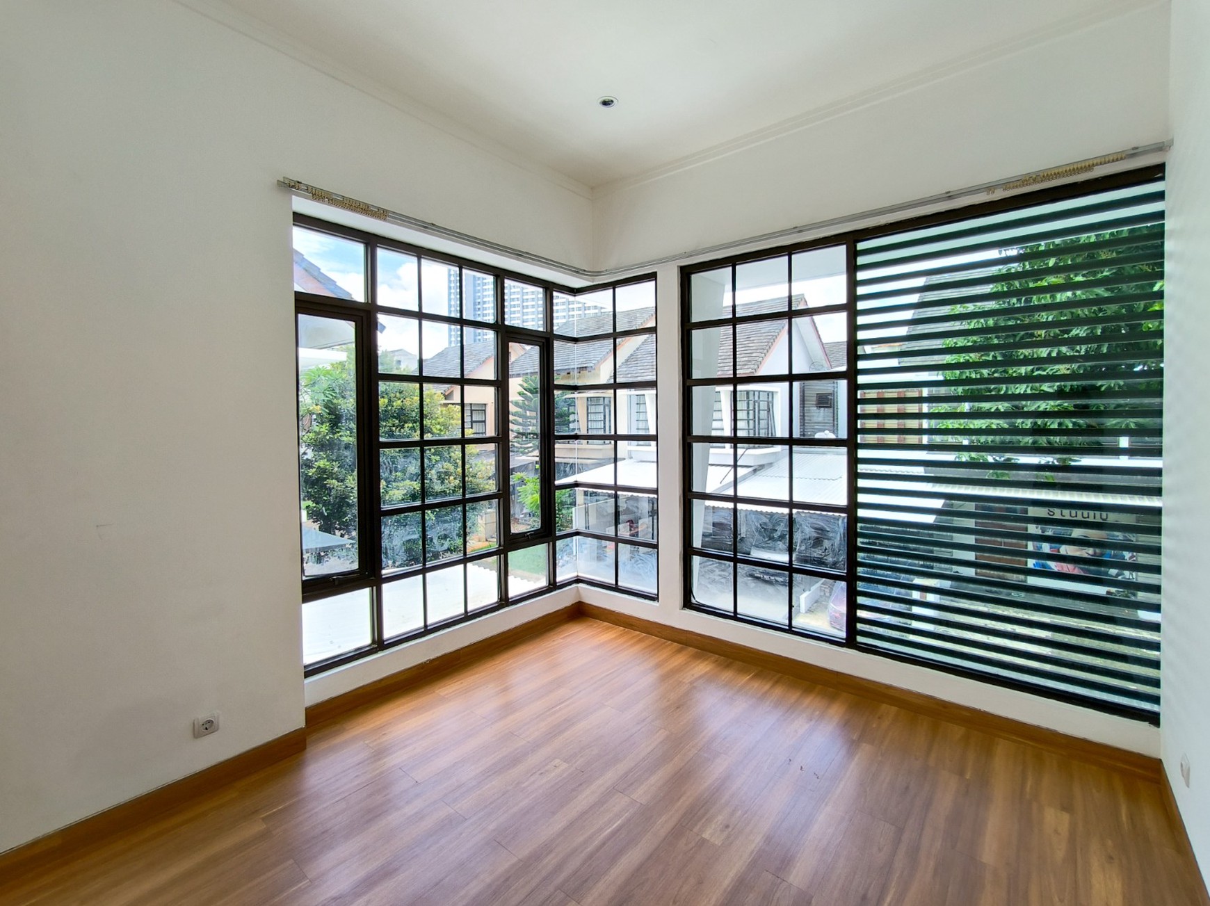 Rumah Brand New, halaman luas di dalam rumah, dapur besar di Emerald Residence Bintaro