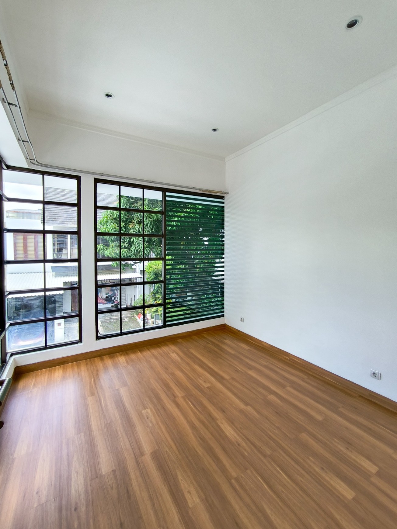 Rumah Brand New, halaman luas di dalam rumah, dapur besar di Emerald Residence Bintaro