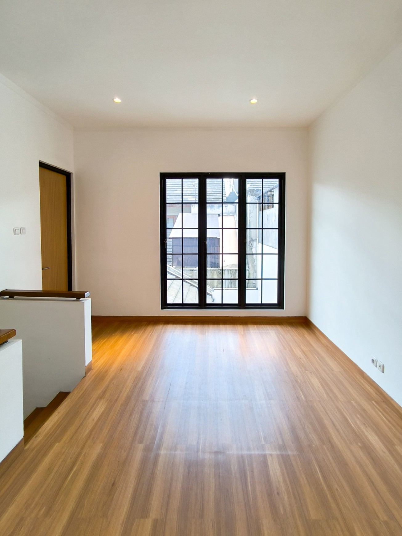 Rumah Brand New, halaman luas di dalam rumah, dapur besar di Emerald Residence Bintaro