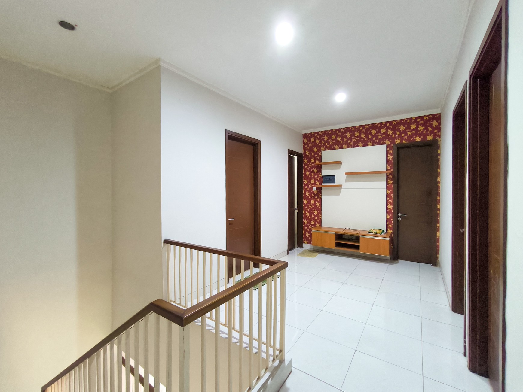 Rumah sudah renov dengan balkon di Discovery Bintaro Jaya