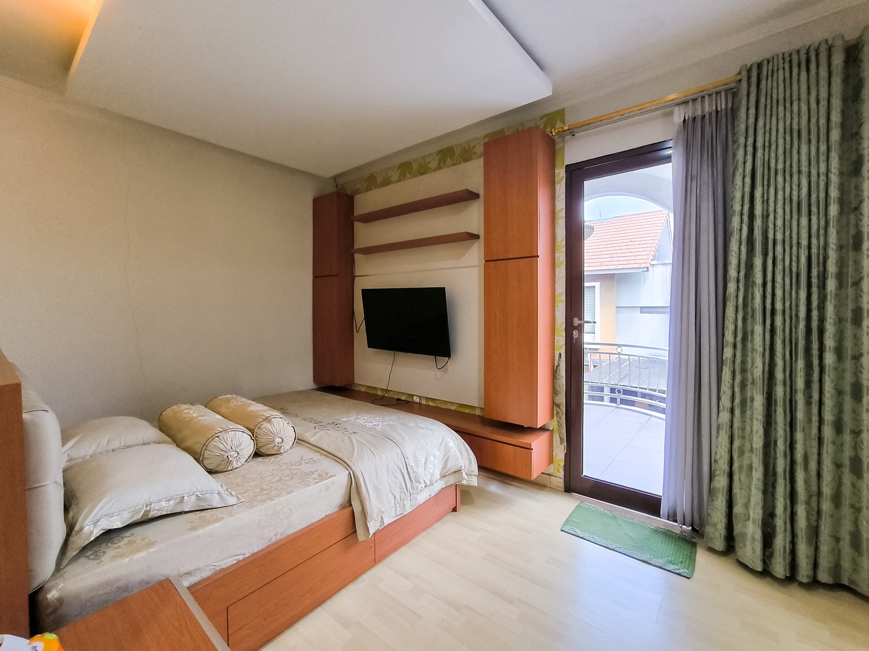 Rumah sudah renov dengan balkon di Discovery Bintaro Jaya