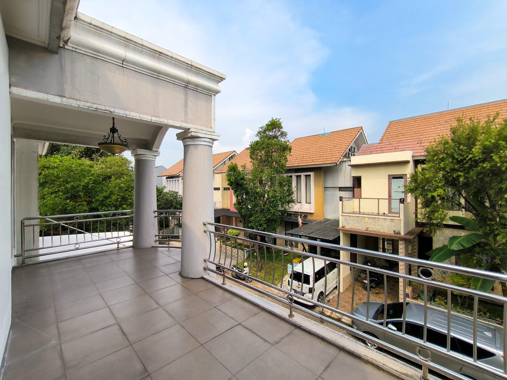 Rumah sudah renov dengan balkon di Discovery Bintaro Jaya