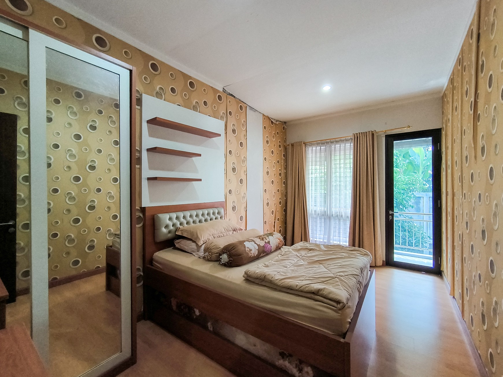 Rumah sudah renov dengan balkon di Discovery Bintaro Jaya