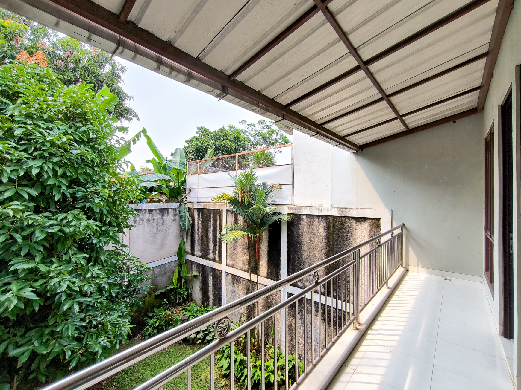 Rumah sudah renov dengan balkon di Discovery Bintaro Jaya