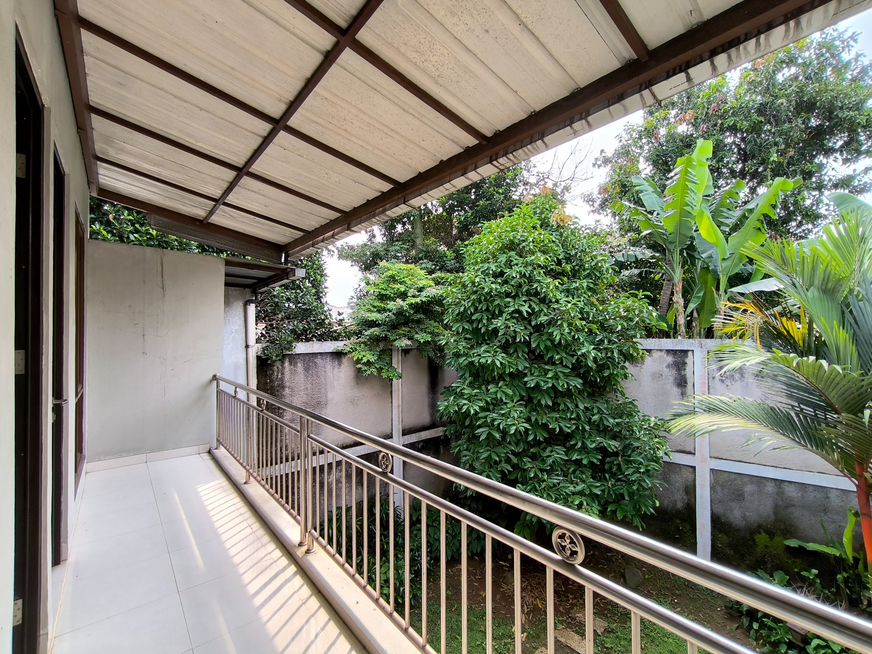 Rumah sudah renov dengan balkon di Discovery Bintaro Jaya