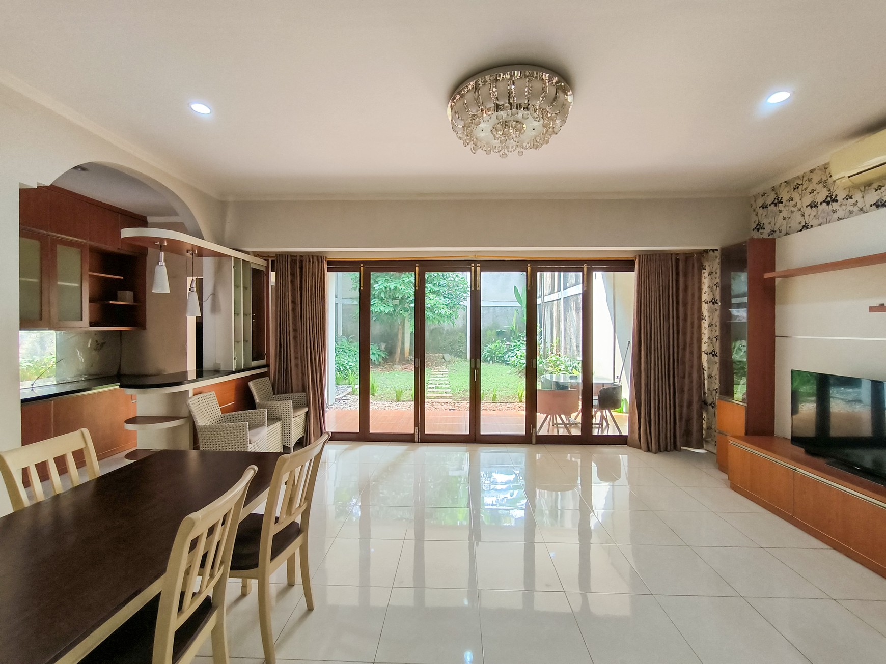 Rumah sudah renov dengan balkon di Discovery Bintaro Jaya