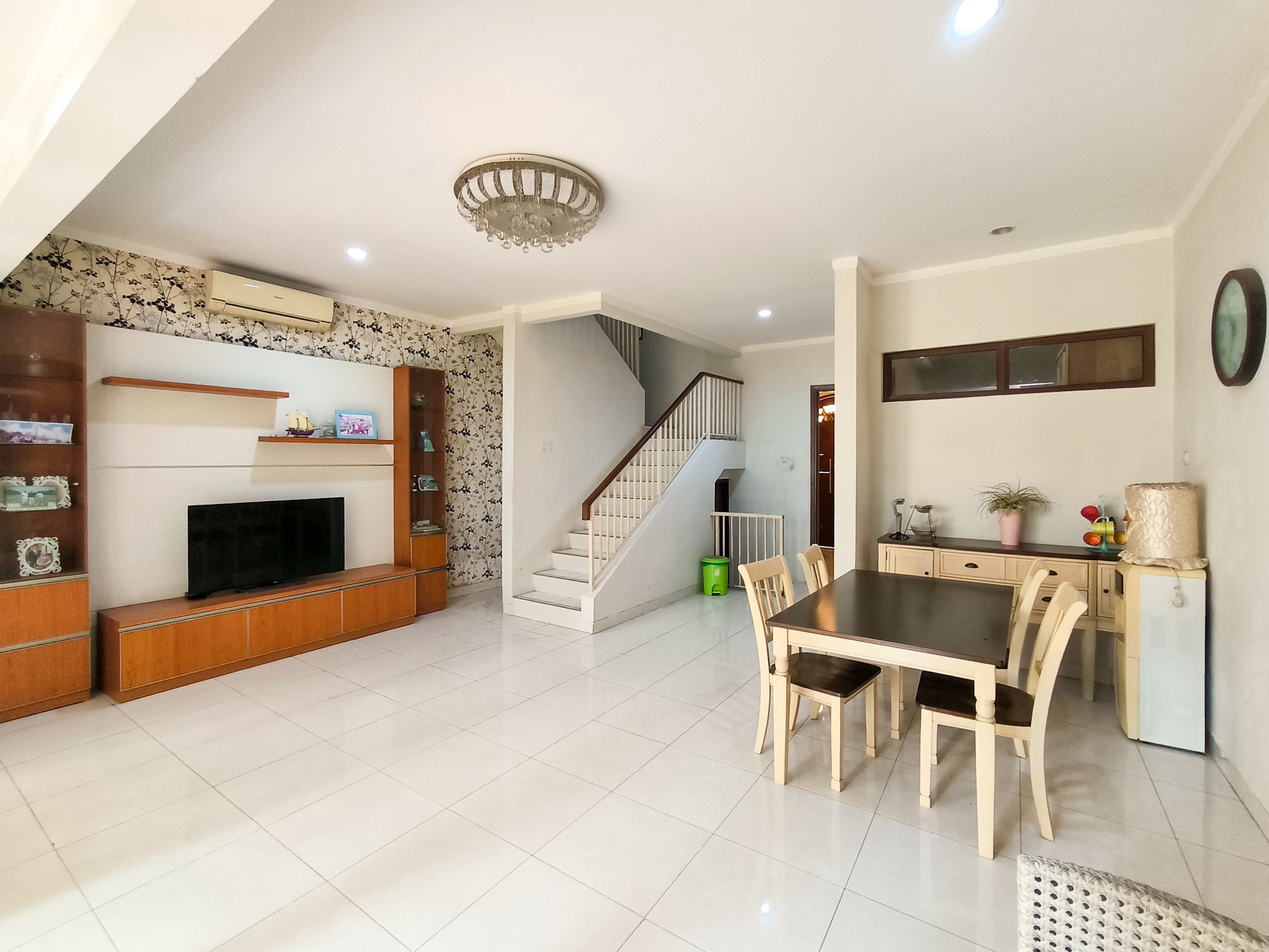 Rumah sudah renov dengan balkon di Discovery Bintaro Jaya