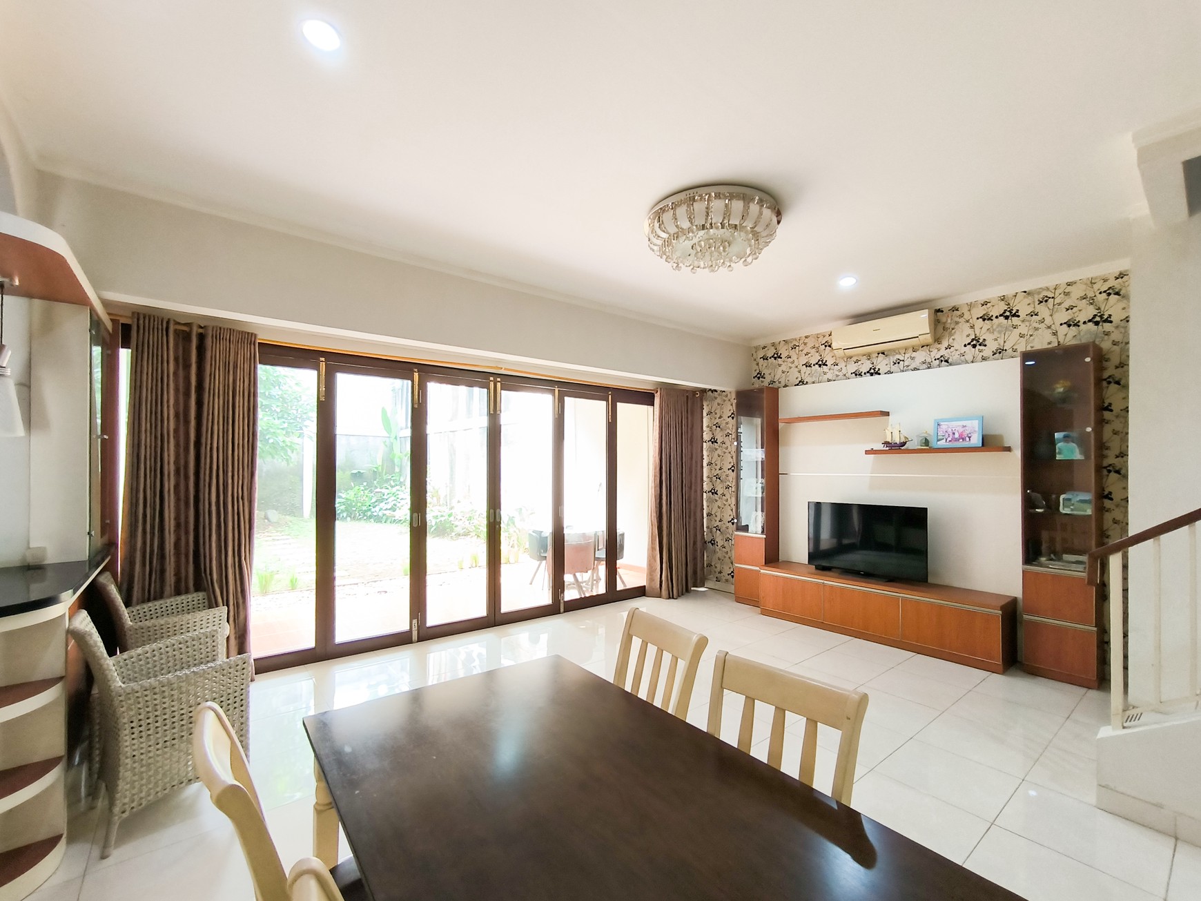 Rumah sudah renov dengan balkon di Discovery Bintaro Jaya
