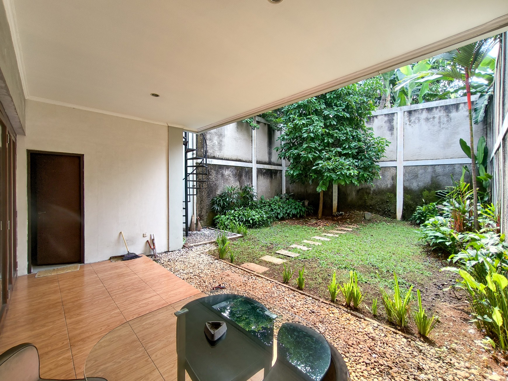 Rumah sudah renov dengan balkon di Discovery Bintaro Jaya