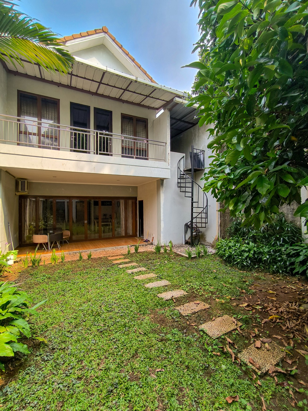 Rumah sudah renov dengan balkon di Discovery Bintaro Jaya